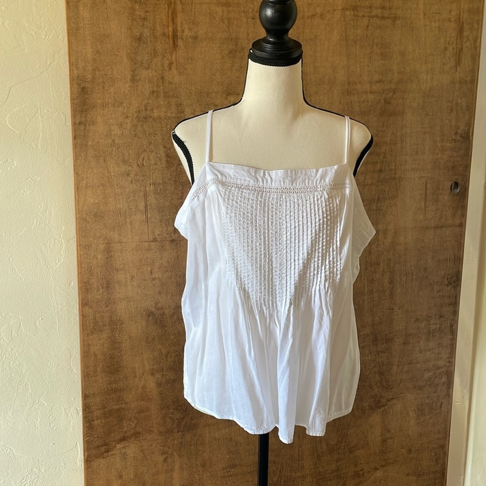 Cute, detailed, white Old Navy Tank Top!